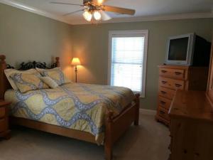 una camera con letto, TV e cassettiera di Seven Palms a Myrtle Beach