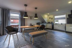 Ferienwohnung Traumblick في Wolfshagen: مطبخ مع طاولة وكراسي في الغرفة