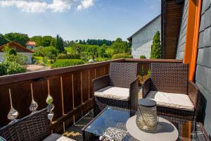 Ferienwohnung Traumblick في Wolfshagen: بلكونه فيها كرسيين وطاولة مطلة