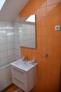 ein Bad mit einem Waschbecken und einem Spiegel in der Unterkunft Apartman Livno in Livno