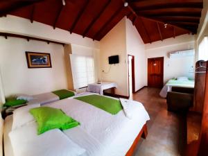 Giường trong phòng chung tại Hotel San Vicente Galapagos