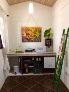 un escritorio en una habitación con una pintura en la pared en Cabinas D’Val, en Uvita