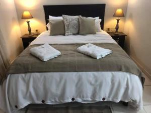Una cama o camas en una habitación de Sol de Luque Casa-hotel