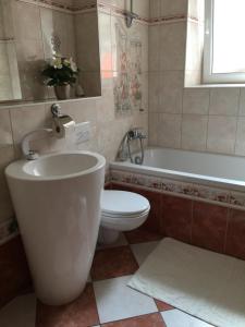 y baño con aseo, bañera y lavamanos. en In Fürth wie Zuhause, en Fürth