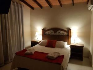 Una cama o camas en una habitación de Sol de Luque Casa-hotel