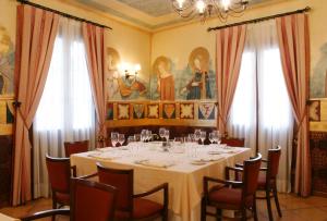 un comedor con una mesa con copas de vino en Jardin de la Abadia, en Valladolid