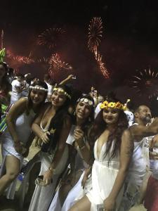 リオデジャネイロにあるHostel Cidade Novaの花火を着て姿を見せる集団