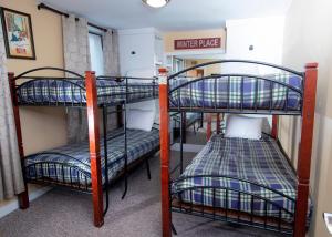 - deux lits superposés dans une chambre dans l'établissement Ski-In, Ski-Out 2 Br Condo With View Of Ski Lift! Condo, à Ludlow