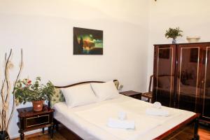 een slaapkamer met een bed met twee doosjes erop bij Rezis sweet home in Tbilisi City