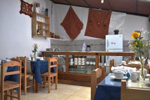 een restaurant met een tafel en stoelen en een bar bij La Estacion San Pedro in Cuzco