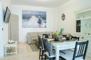 uma sala de estar com uma mesa e um sofá em A casa di Anna em Lavagna