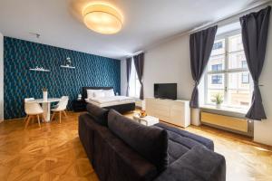 sala de estar con sofá y cama en Aapartamentoos en Bratislava