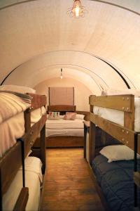 Zimmer mit 3 Etagenbetten in einem Tunnel in der Unterkunft Zion Ponderosa Ranch Resort in Springdale