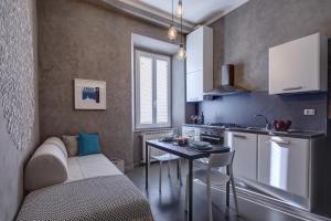 una cucina con divano e tavolo in una camera di Urban 3 ad Arezzo