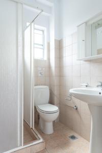 A bathroom at Pernari Apartments