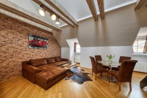 ein Wohnzimmer mit einem Sofa und einem Tisch in der Unterkunft Aapartamentoos in Bratislava