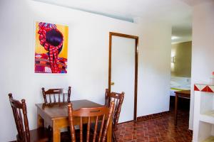 una sala da pranzo con tavolo, sedie e specchio di Hotel Hacienda Vallarta - Playa Las Glorias a Puerto Vallarta