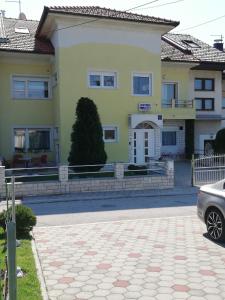 una casa con una macchina parcheggiata di fronte di Apartmani Nova a Karlovac