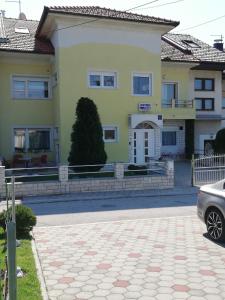 ein Haus mit einem davor geparkt in der Unterkunft Apartmani Nova in Karlovac