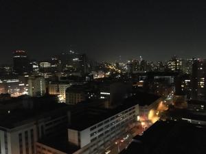 - Vistas a la ciudad por la noche con luces en Buena Vista Zenteno, en Santiago