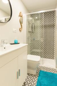 W łazience znajduje się prysznic, toaleta i umywalka. w obiekcie Cozy Loft Near The Beach w mieście Torremolinos