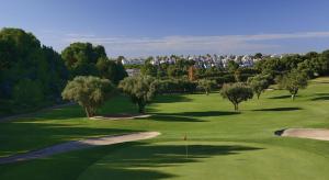 vista su un campo da golf con alberi e un verde di Bel appartement à moins d 1km du Golf Villamartin a Orihuela