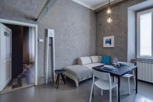una sala de estar con una mesa y un sofá en Urban 3, en Arezzo