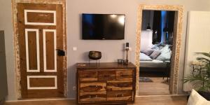 a room with a mirror and a tv on a wall at Casa Benefizium in Langquaid