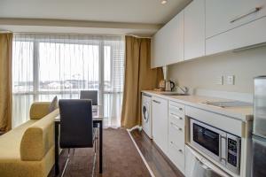 Una cocina o zona de cocina en The Quadrant Hotel & Suites