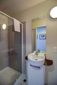 Un baño de The Quadrant Hotel & Suites