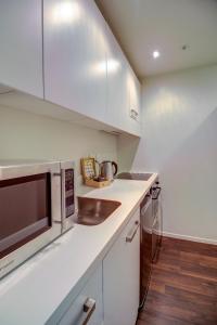 Una cocina o zona de cocina en The Quadrant Hotel & Suites