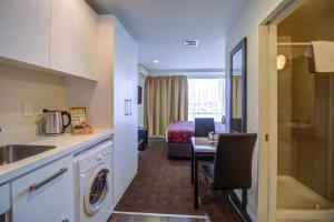 Una cocina o zona de cocina en The Quadrant Hotel & Suites