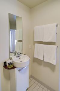 Un baño de The Quadrant Hotel & Suites