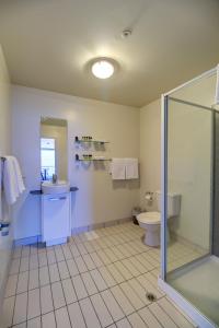 Un baño de The Quadrant Hotel & Suites