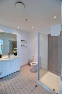 Um banheiro em The Quadrant Hotel & Suites