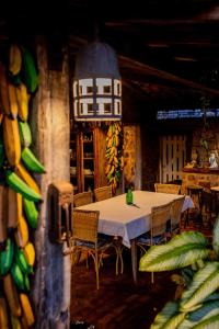 een eetkamer met een tafel en stoelen en bananen bij Ilhabela Homestay in Ilhabela