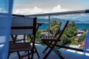 2 Stühle auf einem Balkon mit Meerblick in der Unterkunft Villa Ribalto in Trogir