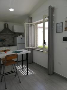 カーポ・ヴァチカーノにあるVilla Anna Mariaの窓、テーブル付きのキッチンが備わります。