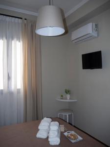 Televiisor ja/või meelelahutuskeskus majutusasutuses Viaggio in Sicilia B&B