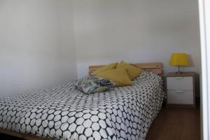 um quarto com uma cama com duas almofadas em Casa da Maçã em Sesimbra