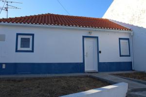 a white and blue house with a red roof at Casa da Maçã in Sesimbra