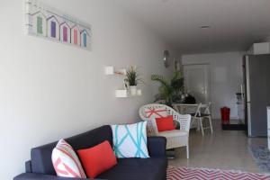 a living room with a couch and a table at Casa da Maçã in Sesimbra