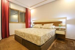 Ένα ή περισσότερα κρεβάτια σε δωμάτιο στο HOTEL MAKARIM TETOUAN