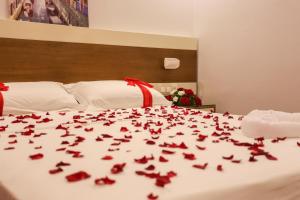 Ένα ή περισσότερα κρεβάτια σε δωμάτιο στο HOTEL MAKARIM TETOUAN