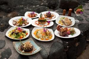 eine Gruppe von Lebensmittelplatten auf einem Tisch in der Unterkunft Royal Kona Resort in Kailua-Kona