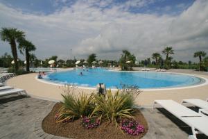 Bazén v ubytování Villaggio Laguna Blu nebo v jeho okolí