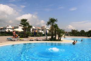 Bazén v ubytování Villaggio Laguna Blu nebo v jeho okolí