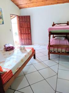 Cette chambre comprend 2 lits et une fenêtre. dans l'établissement Sitio Vale das Montanhas, à São Thomé das Letras