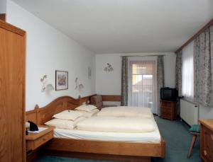 Postel nebo postele na pokoji v ubytování Hotel Sonne
