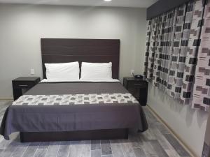 A bed or beds in a room at Budget Inn & Suites Baton Rouge